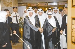 الشيخ طلال الفهد والوزير احمد الهارون والعم يوسف الحجي يقصون شريط الافتتاح﻿