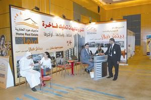 اقبال من الجمهور على المنتجات العقارية في المعرض
