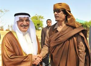 محمد ابو الحسن مصافحا الرئيس الليبي معمر القذافي
