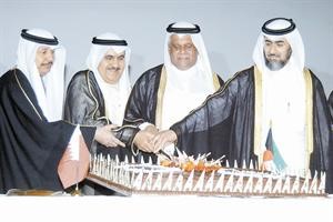 السفير سليمان المرجان وحمد العطية اثناء تقطيع كعكة الاحتفال بالاعياد الوطنية بسفارتنا في قطر﻿