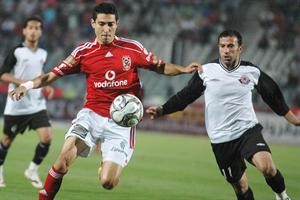 لاعب الاهلي محمد بركات يلاحق الكرة بمراقبة مدافع بتروجيت اسامة محمد