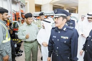 اللواء جاسم المنصوري يتفقد جناح الحرس الوطني في معرض الاطفاء﻿