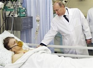 رئيس الوزراء الروسي بوتين يزور احد الناجين من تفجيرات المترو في مشفى بوتكينسكايا	رويتر﻿