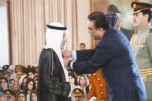 الرئيس اصف علي زردارييقلد عبدالفتاح معرفي وسام الامتياز 