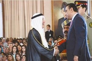 الرئيس الباكستاني مصافحا عبدالاله معرفي بعد تقليده الوسام
