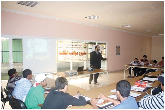 دمصطفى ابو اسعد يقدم دورة مهارات الحياة الوجدانية لطلبة المركز