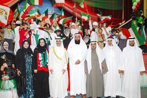 عدد من المشاركين في المهرجان الوطني يتوسطهم الشيخ ثامر
