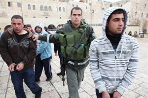 جندي اسرائيلي يعتقل عددا من الفلسطينيين في مواجهات الاقصى امس رويترز