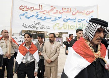 مسيحيون عراقيون يتظاهرون في بغداد امس احتجاجا على استهداف مسيحيي الموصل	افپ