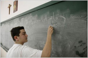 طالب لبناني يكتب بالعربية اثناء درس قواعد	افپ ﻿