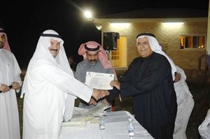 ناصر الدويلة مكرما احد الضباط المشاركين في حرب التحرير﻿