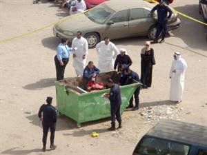 رجال الادلة الجنائية اثناء رفع جثة الاسيوية من داخل الحاوية