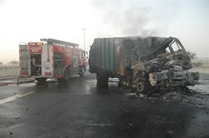 شاحنة القمامة التي اصطدمت بالصهريج كما بدت بعد الحادث﻿