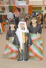 الطالب عبدالعزيز الديحاني يتوسط اختيه ديما ورهف
