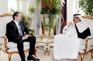 امير قطر الشيخ حمد بن خليفة ال ثاني مستقبلا رئيس الحكومة اللبنانية سعد الحريري في الدوحة امس محمود الطويل
