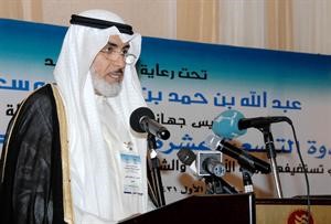 عبدالقادر العجيل متحدثا في الندوة﻿