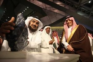 صاحب السمو الملكي الامير سلطان بن فهد بن عبدالعزيز يتفقد احدى مقتنيات الفنية خلال المعرض				 		اپ﻿