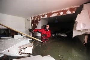 عامل انقاذ في احد المنازل المتضررة جراء العاصفة						افپ﻿