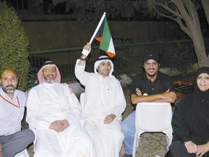 المشاركون رفعوا اعلام الكويت عاليا
