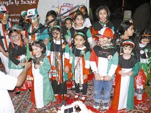 الاطفال ارتدوا الازياء الوطنية الملونة بالوان علم الكويت
