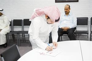 ممثل التجارة جاسم الهاجري يسجل اسماء الفائزين الخمسة بالسيارات
