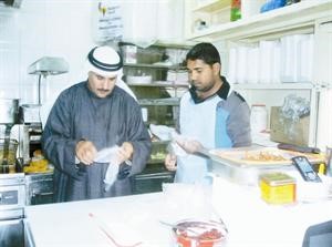 تفتيش على احد المطاعم
