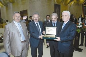 درع تكريمية من رابطة ابناء النبك للسفير بسام عبدالمجيد﻿