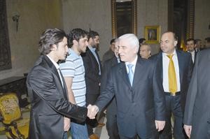 السفير السوري بسام عبدالمجيد مصافحا عددا من الحضور﻿