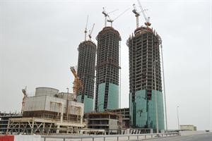 مرحلة التكسية الخارجية للابراج الثلاثة﻿