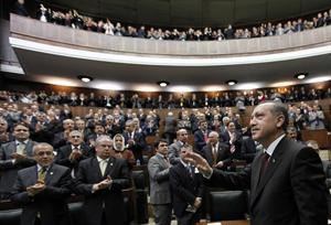 رئيس الحكومة التركية رجب طيب اردوغان يحيي اعضاء حزبه البرلمانيين خلال اجتماع لهم في انقرة 	افپ﻿