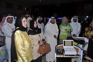 وكلية التربية تماضر السديراوي وعدد من القيادات التربوية خلال جولتهم في معرض شركاء لثقافة الابداع﻿