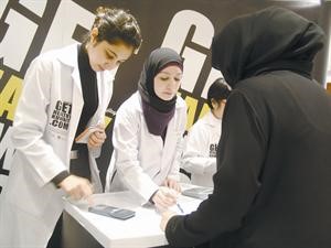 الاخصائيتان سارة سالم ونورة العسكر تقدمان الاستشارة لموظفة بالامانة العامة للاوقاف﻿
