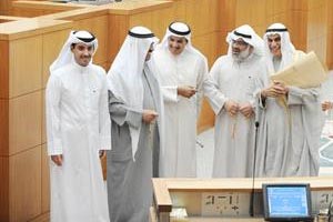 احمد السعدون وعادل الصرعاوي وحسين الحريتي ومسلم البراك وصالح الملا بعد رفع الجلسةمتين غوزال
