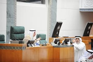 رئيس الجلسة عبدالله الرومي في حديث مع عدنان عبدالصمد