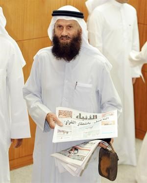 خالد السلطان مغادرا بعد الاعلان عن رفع الجلسة