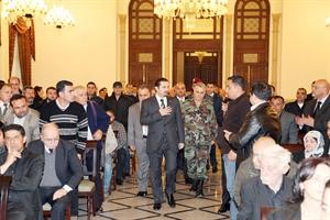 محمود الطويلرئيس الحكومة سعد الحريري لدى دخوله قاعة الاجتماع مع اهالي ضحايا الاثيوبية برفقة قائد الجيش العماد جان قهوجي في السراي امس