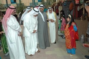 الشيخ دعيج الخليفة وكبار الحضور خلال جولة في مدرسة جويرية بنت الحارث﻿