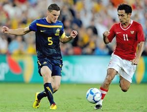 قائد استراليا جاسون كوليندا يمرر الكرة قبل لاعب اندونيسيا بوناريوا ستامان افپ