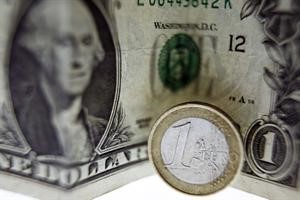 صورة ملتقطة في باريس وتظهر فيها قطعة نقدية من فئة واحد يورو موضوعة امام دولار من الفئة ذاتها، حيث ان اليورو انخفض الى ادنى مستوى له امام الدولار في تسعة اشهر لاسيما ان عملة منطقة اليورو تاثرت بالمخاوف من ازمة ديون اليونان افپ
