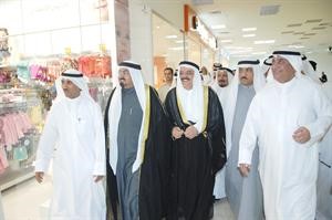 مسلم البراك وشعيب المويزري ومحمد الكندري وفواز الجويعد خلال جولة في السوق الجديد
