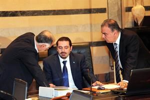 رئيس الحكومة سعد الحريري في حوار جانبي مع الوزيرين محمد جواد خليفة امل ومحمد فنيش حزب الله خلال ترؤسه جلسة الحكومة مساء امس الاول محمود الطويل