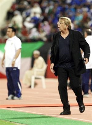 مدرب عمان الفرنسي كلود لوروا مستاء خلال المباراة﻿