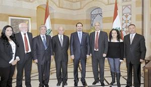 الرئيس سعد الحريري متوسطا ممثلي الصحف الكويتية في لبنان بالسراي الحكومي امس 	محمود الطويل﻿