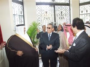 الشيخ دمحمد الصباح ووزير خارجية البحرين الشيخ خالد الخليفة وعمرو موسى وفاروق حسني خلال افتتاح مقر السفارة