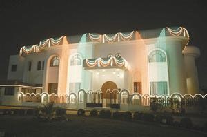 منزل اللواء محمد المعجل لايزال مزينا بالانوار والاعلام
﻿