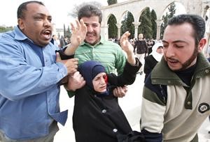 فلسطينيون يحملون سيدة فلسطينية مصابة اثر الصدامات بين قوات الاحتلال الاسرائيلي والفلسطينيين في الاقصى امس 	افپ﻿