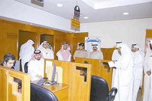 اللواء عبدالحميد العوضي والعميد سيف السيف والمقدم سيف المطيري خلال افتتاح مركز الخدمة خلال العطلات في السلام