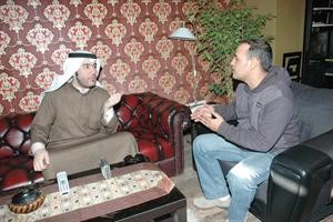 صادق بهبهاني يتحدث للزميل عبدالحميد الخطيب كرم دياب