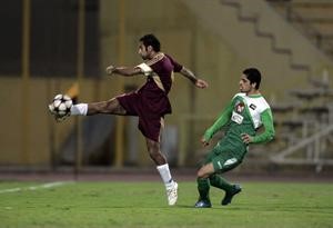 لاعب النصر فيصل العدواني يبعد الكرة من امام مبارك البلوشي