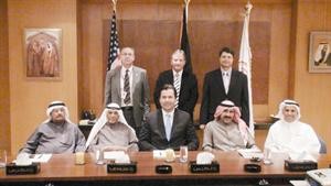 ناصر محمد الساير ومساعد بدر الساير وفيصل بدر الساير ومبارك ناصر الساير وارشاد خان و برناردو فالنزويلا خلال توقيع الاتفاقية﻿